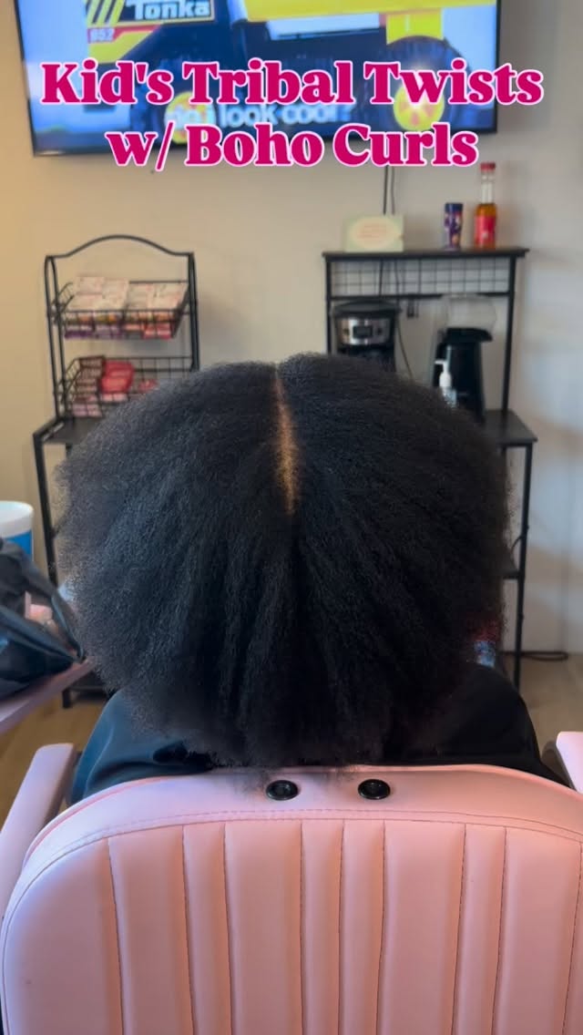 ✨ Kid’s Tribal Twists + Boho Curls = the perfect little crown 👑🩷
Soft curls, clean parts, and a style made for a princess ✨🫧
Protective, pretty, and full of personality 💕
Now booking kid styles for May 🌸
www.Hairvival.com
#stlouisbraider #KidsBraids #TribalTwists #BohoBraids protectivestyle ✨