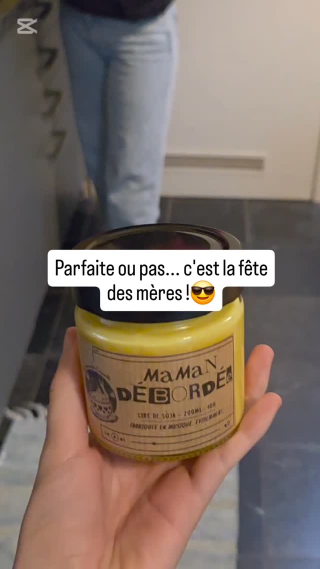 Parfaite ou pas… c’est la fête des mères 😏
Celle qui gère, celle qui doute,
celle qui court partout…
ou celle qui fait comme elle peut.
🕯️ Bougie personnalisée – 25€
Tu choisis le parfum. Tu choisis le message.
Et moi, je crée un cadeau qui lui ressemble vraiment.
✨ Dispo en ligne dès demain
📩 ou en MP dès maintenant