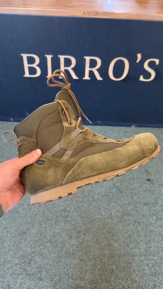 #akufootwear getting new #vibramsoles . These “Pepe” soles are a great option for all types of boots with light coloured soles.
#repairifyoucare #shoerepair #cometocolne