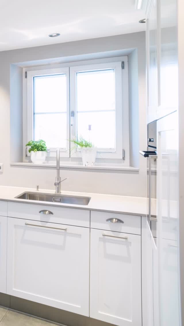 Diese Küche verbindet den Landhausstil mit einer ruhigen, modernen Formensprache. Die langen Arbeitsflächen, die durchgehende Linienführung und die hellen Fronten schaffen Ordnung und zeigen Grosszügigkeit zugleich.
Hier darf gekocht, gearbeitet und gelebt werden. Und ja: Platz hat es wirklich genug. 😊
