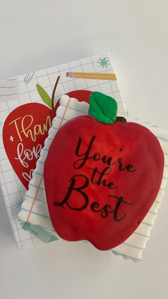 🍎✨ Teacher Appreciation never looked so sweet! ✨🍎
Say “thank you” with the cutest cookie sets that are almost too adorable to eat… almost 😉
Perfect for the teachers who go the extra mile every single day ❤️
Limited availability — don’t wait to grab yours!
#TeacherAppreciation #CustomCookies #SweetTreats #ThankATeacher #SupportSmallBusiness