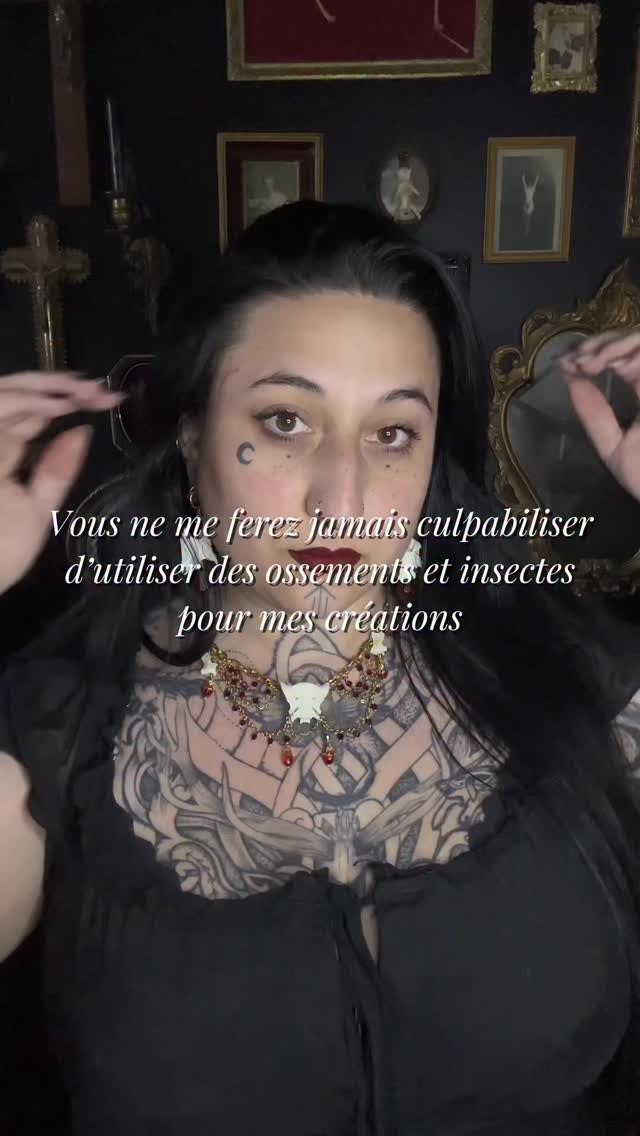 Votre non ouverture d’esprit ce n’est pas mon problème !
Je suis ferme dans ma démarche, mes valeurs, mes positions, point.
Bijoux alternatifs curiosités faits main, victorien gothique
Bijoux os et insectes
Cabinet de curiosité, collectionneur de curiosités