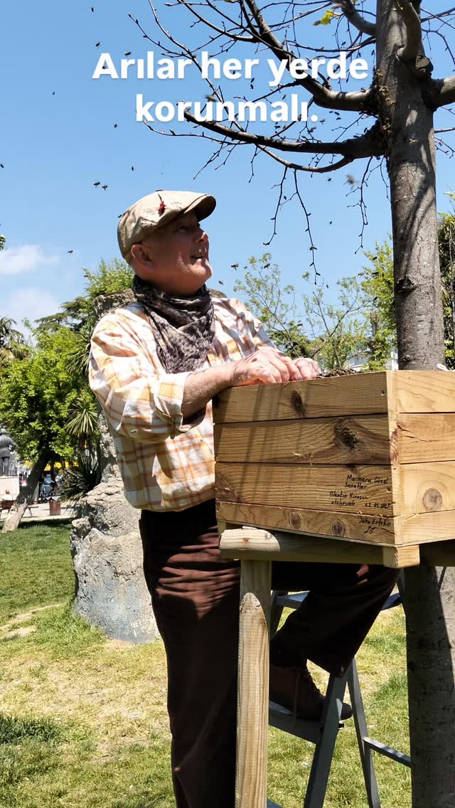 Mart, Nisan ayları soğuk, dengesiz geçti arıları zorlayarak. İlk oğul haberi gelince yardıma koştum 🐝🐝🐝