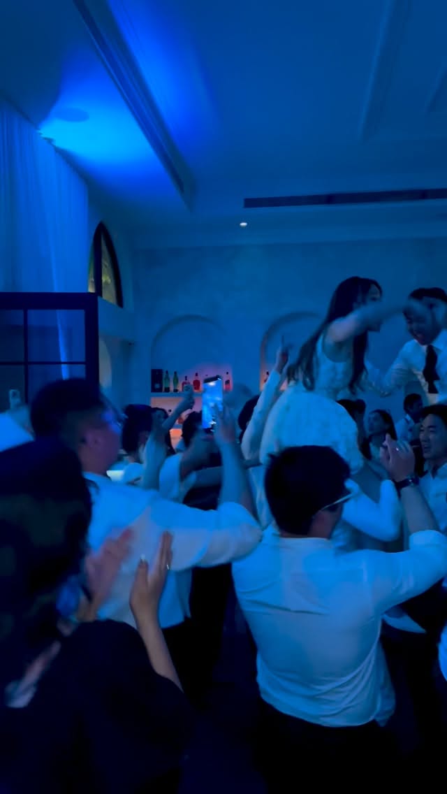 This epic dance floor moment comes to you from Lindy & Henry’s wedding 🙌🙌🙌
Bride and groom up on shoulders, the whole room losing it to Mr Brightside… absolute feel good vibes 🔥
Much love going out to these newlyweds ❤️
#weddingdj #dancefloorenergy #weddingparty #mrbrightside #weddingvibes