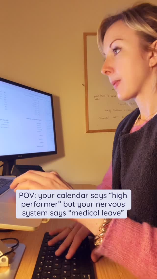 Most women don’t notice burnout when it starts.
They notice:
• rereading emails 4 times
• forgetting words in meetings
• bloating after “healthy” lunches
• waking at 3am already alert
• needing caffeine just to sound like themselves
That’s usually not a motivation issue.
It’s a body trying to maintain performance while running on depleted recovery capacity.
Comment AUDIT if you want to see what’s draining your energy behind the scenes 👇🏻