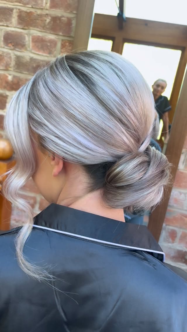 BTS with our gorgeous bride Emily at @thewoodlands.hothorpe
Emily has set a trend with her choice of bouncy blow dry curls with sides back and lifted. Flawless bridal glam make up by @sjs__bridal
Her stunning dress with bow detail next to her chic looking bridesmaids in black in their each unique style.
💌 2026 full until September
Taking bookings for 2027
Enquire on my website
Link in my bio ❤️
#weddinghairleicestershire #leicesterweddinghair #weddinghairstylistleicestershire #bridalhairstyle #bridehairleicester