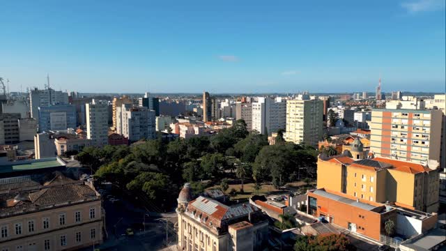 O Sinduscon Pelotas acredita na força da representatividade local e confirma total adesão à campanha Voto por Pelotas – Nossa Voz, Nossa Força.
Mais do que uma campanha, este é um movimento de pertencimento, desenvolvimento e compromisso com o futuro da nossa cidade.
Pelotas precisa crescer com mais investimentos, oportunidades, infraestrutura e geração de empregos. E isso também passa por fortalecer a voz de quem conhece a nossa realidade e defende os interesses da nossa região.
Convidamos todo o setor da construção civil a se engajar nesta mobilização coletiva por uma Pelotas mais forte, mais protagonista e mais preparada para o futuro.