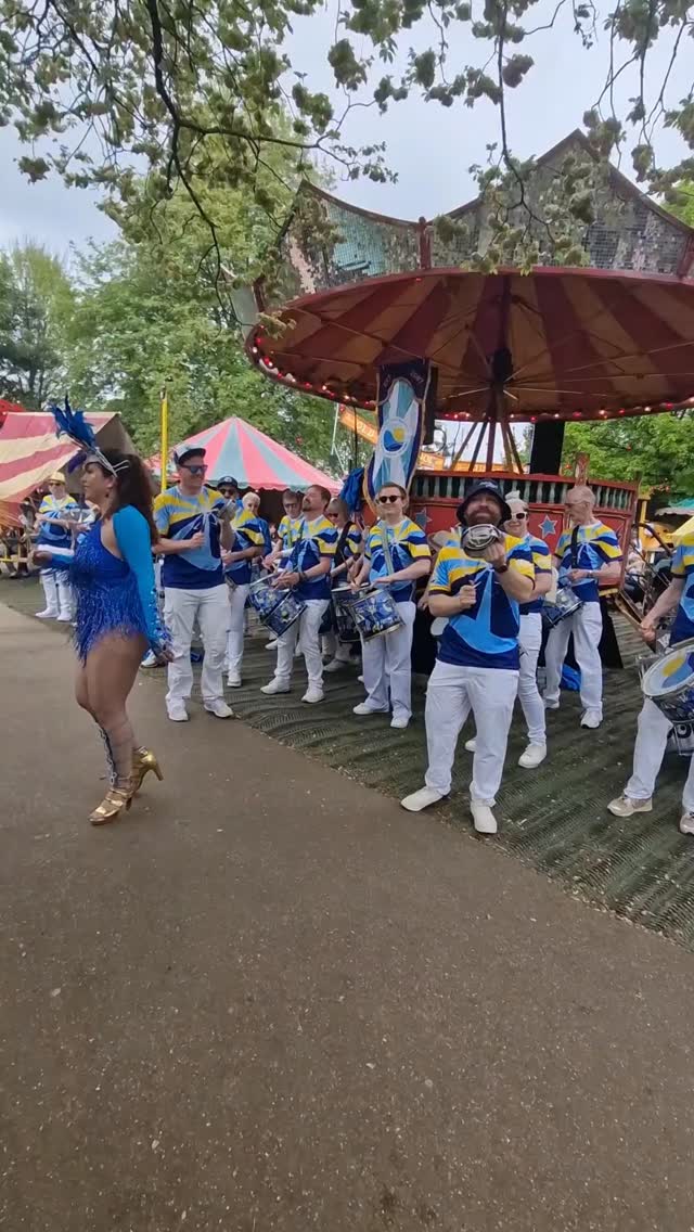 Wonderful gig this afternoon as part of @brightonfringe . Dancers looking fabulous, drummers looked good too 😏 Big drumroll to our golden Reina de Bateria Alysia who performed her last time in the role with us for this gig.
Huge thanks to @caravanseraibrighton for having us and to the crowd for bringing the noise right back at us. That was fun!
We're back again in Brighton city centre Sun 17th May at Pavillion Gardens so hope to see you there
#BrightonFringe #BrightonLife #BrightonEvents #WhatsOnBrighton #FestivalSeason SambaDrumming SambaDance BrazilianRhythms CommunityVibes SambaEnredo BateriaLife SambaNoPe FestivalVibes