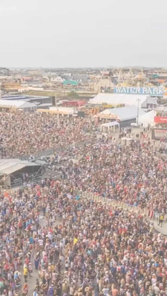 Between Sets ๐ค ๐ธ is all about where to go when youโre not at the @barefootcountrymusicfest stage! Next stop is @two_mile_landing โ serving up stunning waterfront views, all the seafood you can imagine, and endless Barefoot brews. ๐ฆ๐๐ป