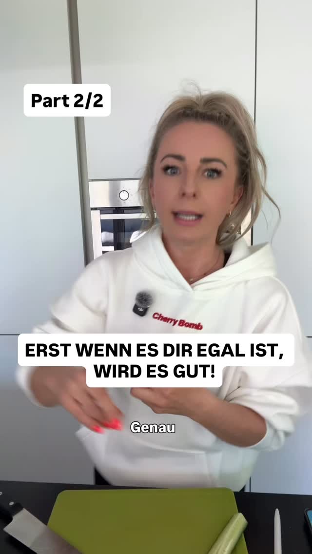 Der Moment, in dem es klickt... ✨
Kennst du das? Du willst es unbedingt. Du hältst fest, versuchst perfekt zu sein, den Algorithmus zu „füttern“ und jeden Satz dreimal zu überlegen. 🧠
Das Ergebnis? Dein Content verliert seine Seele.
Er wird austauschbar. 📉
In einem Markt, in dem es mehr Angebot als Nachfrage gibt, ist deine Persönlichkeit dein einziges echtes Alleinstellungsmerkmal.
Deine Autorität entsteht nicht durch Perfektion, sondern durch deine echte Energie.
Der „Bumms-egal-Moment“:
Sobald du loslässt, öffnest du Türen. Warum?
1. Du wirkst nahbar statt robotisch. 🤖
2. Dein USP (Du!) kommt endlich zum Vorschein.
3. Du handelst aus Intuition statt aus Vernunft.
Hör auf, dem Algorithmus hinterherzurennen. Fang an, du selbst zu sein vor allem dann, wenn die Kamera läuft. 🎥
Hast du diesen „Bumms-egal-Moment“ schon mal erlebt? Schreib’s mir in die Kommentare! 👇