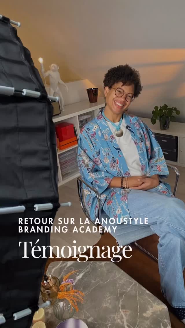 Vivante et vibrante… c’est exactement ce qui définit Ella Thésée. ✨
Ella développe le leadership des dirigeants pour des organisations capables de naviguer dans l’incertitude.
Un métier qui demande une présence, une clarté, une cohérence à toute épreuve.
C’est avec cette intention qu’elle a rejoint l’Anoustyle Branding Academy.
Résultat ?
Bien dans ses baskets… et encore plus percutante dans son business. 👟✨
Parce que choisir avec intention l’image qu’on renvoie, tout en restant pleinement soi-même… c’est aussi une forme de leadership.
Merci Ella pour ta confiance et cette belle énergie ! 💛
#personalbranding #leadership #leadershipféminin