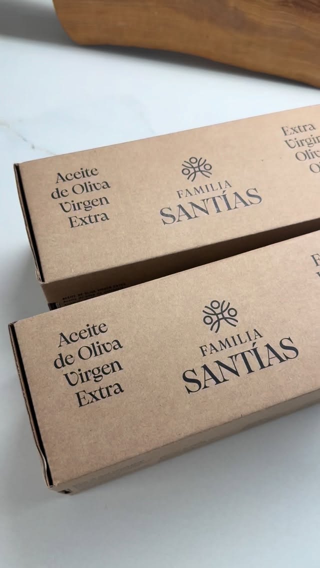 Este Día de la Madre, regala algo que de verdad se disfrute 🫒✨
Dos opciones perfectas:
– Pack de cata (100 ml) con nuestras 4 variedades
Arbequina, Hojiblanca y nuestros aceites premiados Fórmula 1 y Picual.
Ideal para descubrir, probar y encontrar su favorito.
– Estuche de 500 ml,
para elegir las dos variedades que más le gusten
y crear un regalo totalmente personalizado.
Dos formas de regalar
salud, calidad y pequeños momentos que saben mejor.