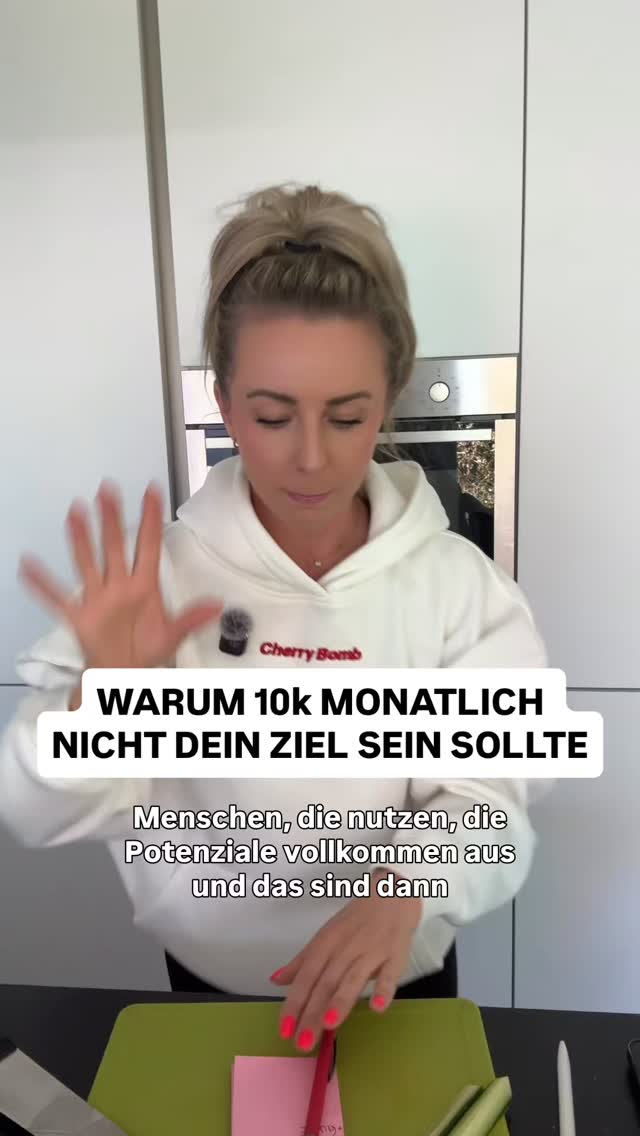 Willst du gewinnen oder willst du Recht haben? 🏆
Du kannst den ganzen Tag darüber schimpfen, wie teuer der Sprit ist, wie kacke die Welt da draußen ist und warum der Algorithmus dich nicht mag. Kannst du machen. Aber davon wird deine Welt nicht besser und dein Kontostand erst recht nicht. 📉
Das ist das Loser-Mindset: Die Lösung immer im Außen suchen und den Fokus auf Dinge legen, die du nicht kontrollieren kannst.
„Helena, wie oft muss ich posten, um 10.000 € zu verdienen?“ 🚩
Ganz ehrlich? Wenn du diese Frage stellst, suchst du nur nach dem Minimum. Du suchst nach dem kleinstmöglichen Einsatz für das größtmögliche Geld.
Stell dir mal vor: Du hättest ein Hobby, das dich so richtig glücklich macht. Würdest du da auch fragen:
„Was ist das Wenigste, was ich tun muss?“ Natürlich nicht.
Wenn du brennst, gibst du dich mit dem Minimum gar nicht zufrieden. Dann willst du alles geben, weil die Sache an sich dich schon erfüllt. ✨
Der Winner sucht die Lösung in sich selbst. Er fragt nicht: „Wie wenig muss ich tun?“, sondern: „Wie gut kann ich werden?“
Hör auf, Energie in die Beschwerde zu stecken.
Steck sie in dein Wachstum.
Wer im Außen sucht, verliert seinen Fokus. Wer im Innen baut, gewinnt das Spiel. 💸
