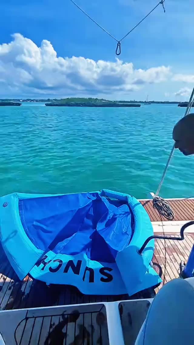 POV: your "new office chair" floats πͺπ
Abaco days hit different in the @Sunchill. Come see why we never left.
#catamaranlife #BahamasLife #Sunchill #IslandLife #KitesurfLife