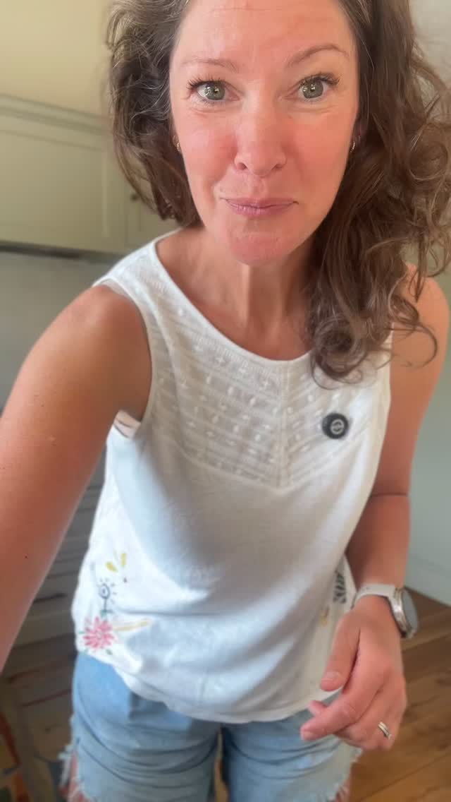 After a belter of a few days of sunshine - let’s talk sweating!
Sweating is a normal, healthy process that helps regulate temperature and supports the skin.
❌ Antiperspirants work by blocking sweat glands using aluminium salts, which overrides that natural process… why would we do this?
Natural deodorants don’t stop you sweating—they simply help control odour by supporting a healthier balance of bacteria on the skin.
Some conventional products have also contained ingredients like parabens or synthetic fragrances that can interact with hormone pathways in lab studies, so many people choose natural options to reduce overall chemical exposure.
Massive thank you @raw_botanicals for sending me this one to try out. It smells divine and is really easy to apply. Give it a go!
#naturalproducts #nutritionaltherapist