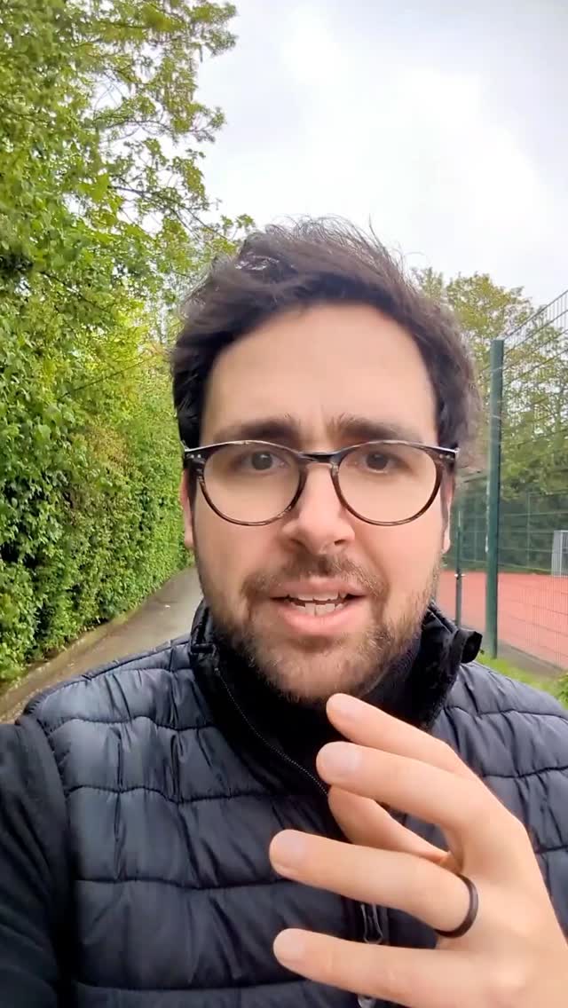 Mich interessiert immer weniger, ob Schüler*innen am Ende etwas „durchgenommen“ haben. Mich interessiert, ob es etwas mit ihnen macht.
Denn Wissen ist erst einmal nur Wissen. Es kann im Kopf bleiben, sauber abgelegt, vielleicht sogar abrufbar in einer Prüfung. Aber Bildung beginnt für mich dort, wo daraus etwas entsteht: eine Frage, eine Haltung, eine Entscheidung, ein nächster Schritt. Wo junge Menschen nicht nur verstehen, was Klimakrise, Demokratie, Ausgrenzung oder Verantwortung bedeuten, sondern merken, dass sie selbst darin vorkommen.
Es reicht nicht, wenn wir wissen, was man mit Wissen anfangen könnte. Der entscheidende Punkt ist, ob wir es auch tun. Ob wir sprechen, wenn es unbequem wird. Ob wir handeln, wenn andere wegschauen. Ob wir eine Idee nicht nur gut finden, sondern sie wirklich ausprobieren.
#schuleneudenken
#demokratischhandeln
#schule
