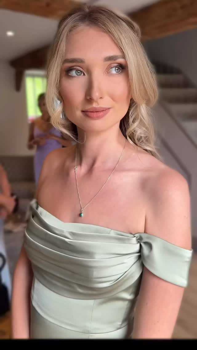 SHARE with your bridesmaids for their peach toned, soft glam bridesmaid makeup inspo 🍑🤍
Makeup @helenleemua
Hair @shesaidyesbridalhair
Venue @theoakbarnff
