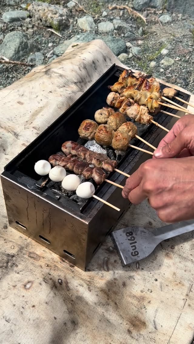 炭火は、生き物。
火の機嫌に合わせて、串の位置をちょこちょこ移動。
強いところ、弱いところ。
色々な種類の焼き鳥も、同時に焼き上げます!
4年間のアルバイト経験、ちゃんと活きてます✌️
・
・
・
#焼き鳥好きな人と繋がりたい
#焼き鳥屋さん
#キャンプで焼き鳥
#89Ing
#株式会社羽咋工業
金属を無駄にしない。
金属を遊び尽くす。
89Ingはそんなブランドです。