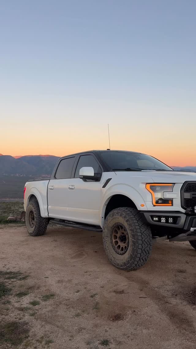 does it get any better
Build list:
@geiseroffroad GEN2 +3” Front w/ Stock Rear
@methodracewheels 305 17”
@nittotire 37” Recon Grappler
@bajadesigns