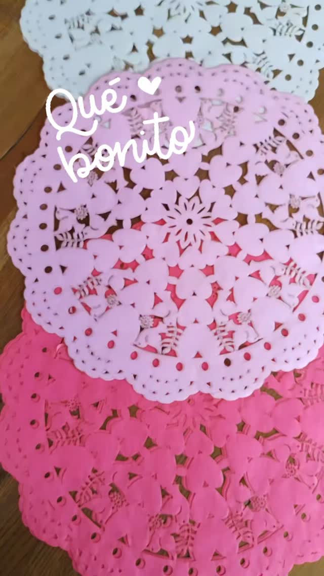 Hay pedidos que no son solo productos… son gestos llenos de cariño 💕
Este miércoles alguien quiso sorprender con un detalle especial:
individuales “Amor” en blanco, rosa y fucsia + banderas cocteleras que le dan ese toque único 💖✨
Un presente pensado con intención, con dedicación… con amor del bonito 💌
Gracias por confiar en nosotros para ser parte de esos momentos que emocionan 🫶
¿Tú también quieres sorprender a alguien? Escríbeme 💬