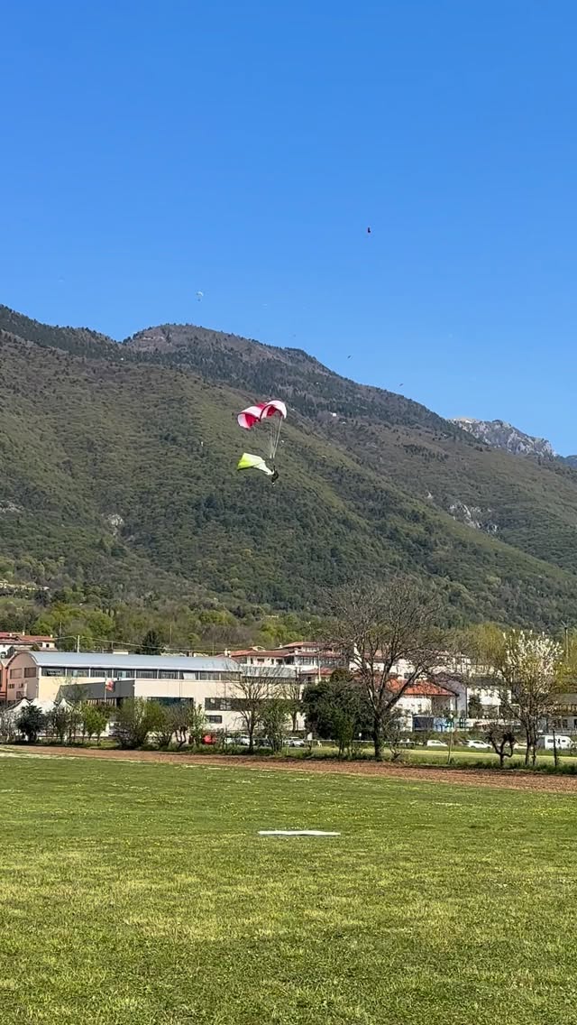 Best landings with your #beamer3 🤭
•
•
•Want to improves your skills ?
•
•
•Join us in our courses https://www.paraglidingsafaris.com 🪂🪂