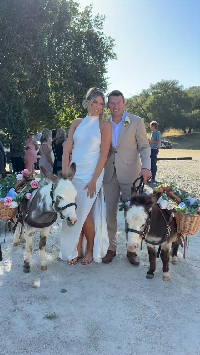 Cocktail hour just got a whole lot cuter
The Beverage Burros loved celebrating tonight at WestWynd Ranch — serving smiles, drinks, and unforgettable memories for the sweetest wedding guests. From flower girls to the bride’s crew, these miniature donkeys were definitely the stars of the party.
Looking for a unique wedding experience your guests will never stop talking about? Our miniature beverage burros bring charm, fun, and photo-worthy moments to weddings, cocktail hours, private parties, and special events across Southern California.
Miniature Donkey Beverage Service
Weddings • Cocktail Hour • Events
#BeverageBurros #BeerBurros #WeddingDonkeys #MiniatureDonkeys #WeddingCocktailHour
