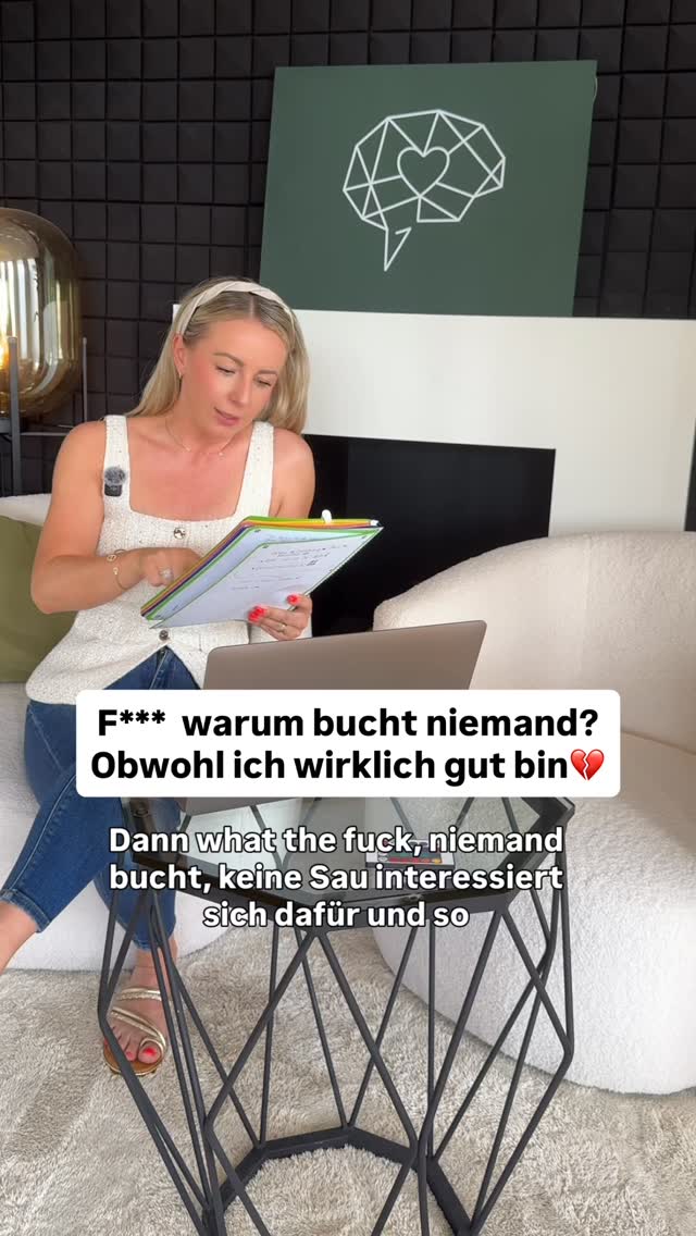 Du feierst deinen Content aber dein Kunde versteht nur Bahnhof. 🚂💨
Kennst du das? Du postest ein Reel und denkst dir:
„Boah, das ist der absolute Knaller! Mein Wissen ist perfekt auf den Punkt gebracht.“ 💎
Und dann? Stille.
Das Problem ist: Du bist Experte. Du bist Lichtjahre weiter als dein Kunde. Wenn du denkst, es ist „geil übermittelt“, ist es für deinen Kunden oft schon viel zu komplex. 🚩
Du darfst lernen, dein Thema so weit runterzubrechen, dass es fast schon wehtut. Ja, du denkst dir vielleicht: „Das ist doch total stupide, ich hab viel mehr auf dem Kasten!“
Genau das ist der Punkt!
Messaging bedeutet nicht, zu zeigen, wie schlau DU bist. Messaging bedeutet, den Kunden dort abzuholen, wo ER gerade steht. Du musst es so einfach machen, dass es jeder sofort checkt ohne abwertend zu sein, aber eben für jemanden, der null Plan von deiner Materie hat. 🧠✨
Wer zu kompliziert denkt, verliert die Aufmerksamkeit.
Mein Training dafür?
Ich mache aktuell meine eigene Challenge. Jeden Tag nehme ich mir 5 bis 10 Minuten, steige unvoreingenommen in meine Reels ein und trainiere genau das: Radikale Vereinfachung. 🧪
Willst du wissen, ob dein Content zu kompliziert ist? Schreib dein Thema in die Kommentare und ich sag’s dir knallhart! 👇