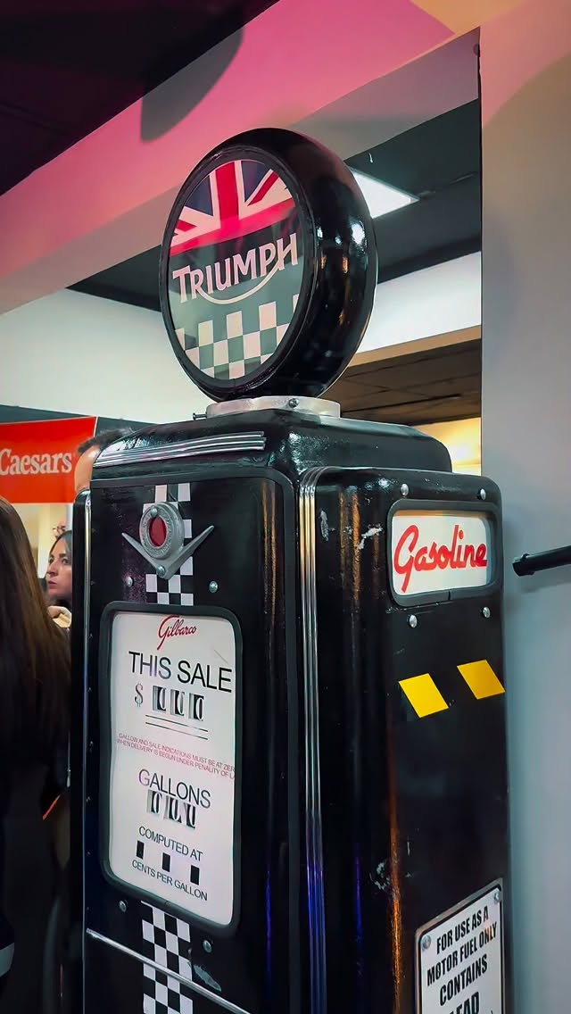 🏍️✨ Classic Night — La antesala oficial del Distinguished Gentleman’s Ride Santiago junto a Triumph Motorcycles Chile.
✨Una noche de motos clásicas, buena conversación, estilo y la pasión que nos une sobre dos ruedas.
Porque el espíritu rider no se vive solo el día del DGR… se vive desde mucho antes. 🖤
Gracias a todos los que fueron parte de esta jornada increíble.
🏁Nos vemos en las calles de Santiago. 🏁
.
.
.
#DGRSantiago #ClassicNight #triumphchile #caferacer #motybamotos @gentlemanssantiago @bycityofficial @holyfreedom @officialtriumphchile @triumphexperience.cl