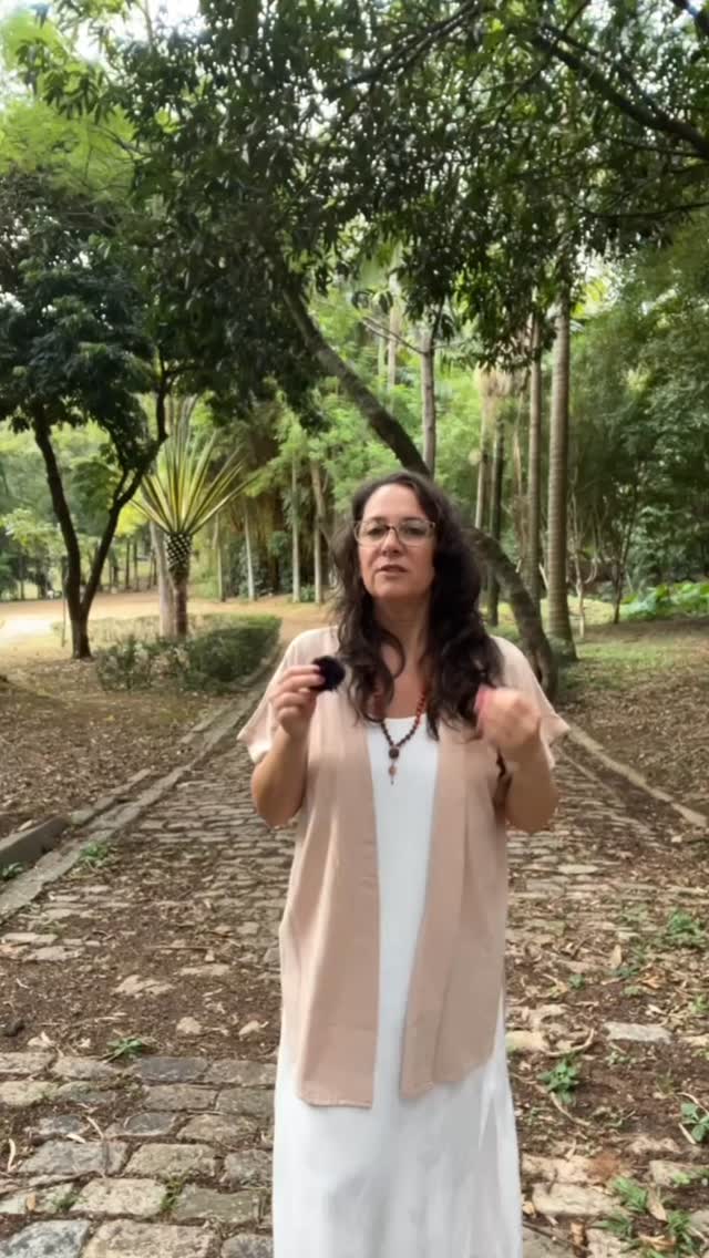 Fadiga constante pode parecer “normal” hoje em dia, mas não deveria ser.
Ela está relacionada ao estresse crônico, ao sono ruim, à inflamação e à forma como o corpo responde ao excesso de estímulos do dia a dia.
Corpo e mente funcionam de forma integrada. O intestino participa dessa conversa o tempo todo, influenciando humor, energia, digestão, sono e comportamento alimentar.
Quando o corpo permanece em alerta por tempo demais, pode surgir exaustão.
Por isso, cuidar da alimentação, da microbiota intestinal, do descanso e da regulação emocional não é excesso de cuidado.
É parte importante da saúde.
🌿 No retiro “Do estresse ao autocuidado”, eu e o Dr. Eric Slywitch vamos aprofundar essa integração entre corpo, mente e metabolismo com alimentação terapêutica ayurvédica, natureza e práticas de autorregulação.
📍Informações no link da bio.
#fadiga #estressecronico #eixointestino-cérebro #ayurveda #autocuidado