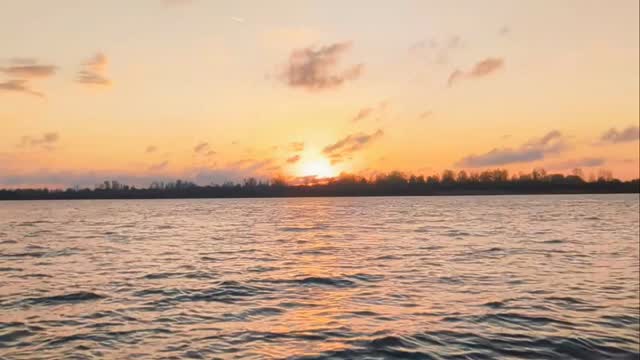 Locked in and ready to give it our all at states tomorrow.
#trentoncrew #rowing #crew #sunrise #row
