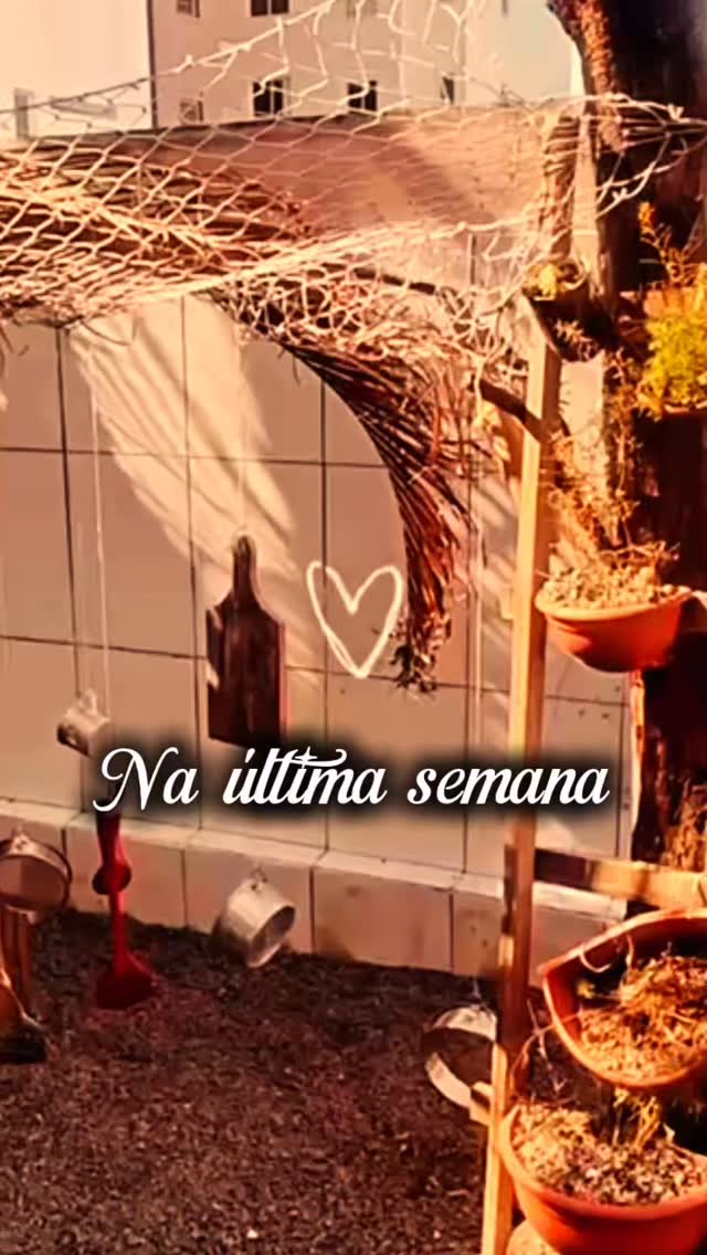 ✨ Carinho é a essência.
E a essência da nossa escola está nas relações, nos vínculos e nas apresentações da vida cotidiana. Queremos ser uma escola de essência, onde as crianças convivam, aprendam e cresçam juntas. Porque é preciso amor, vínculo e presença para educar uma criança.
De repente, a escola deixa de ser apenas um lugar de ensino e passa a ser também um lugar de acolhimento. Nós acolhemos junto com vocês, cuidamos, acompanhamos o crescimento dos seus filhos e dividimos muitas fases importantes dessa caminhada.
A vida muda muito. As crianças amadurecem, as turmas amadurecem, nós amadurecemos também. E talvez uma das maiores belezas da maternidade seja justamente perceber esse movimento constante da vida: aprender, ensinar, deixar ir, crescer junto.
Com o passar dos dias, vamos entendendo que o mais importante não está nas grandes coisas, mas nos pequenos gestos: no sorriso na entrada da escola, no abraço apertado, na confiança construída, no carinho recebido e compartilhado.
Receber carinho é muito bom. E é simples lembrar que alguém existe da forma mais sincera dentro da gente.
Por isso, neste Dia das Mães, queremos agradecer por cada troca, pela confiança e por permitirem que façamos parte da história dos seus filhos.
Porque educar uma criança nunca acontece sozinho. Acontece em comunidade, em parceria, em afeto — entre todos nós ❤️
Um feliz dia das mães cheio de #UmCalorNoCoração para todas as figuras maternas da Casinha Feliz!
#DiaDasMães #educaçãoinfantil #infância