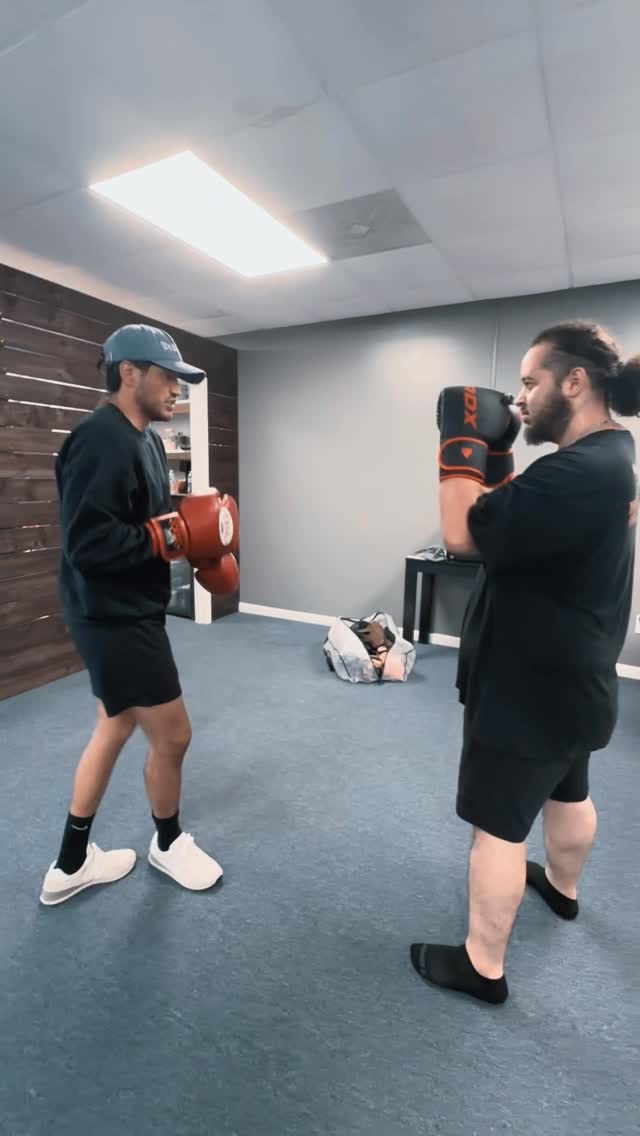 Session with my clients learning how to parry, change angles and counter to the legs and body 💥
Start your journey today!