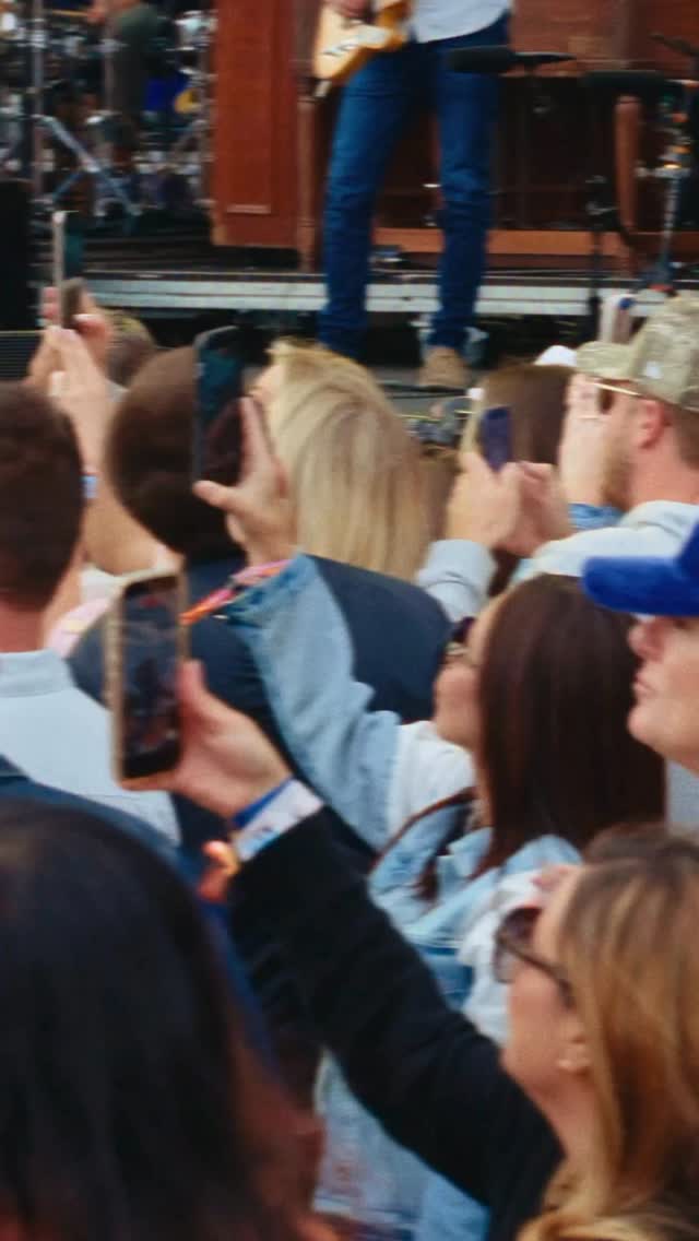 @sherylcrow said “have some fun” and the crowd listened 💃🏼🎶