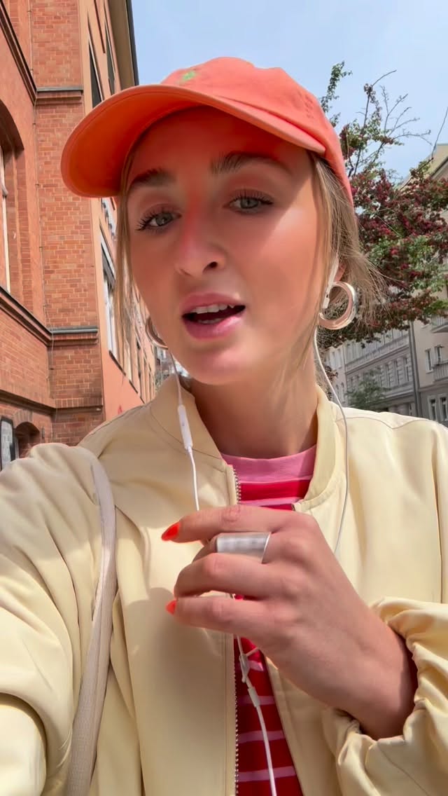 Mein Lösungsverschlag: Wer sich „intensiv inspirieren“ lässt - einfach Credits für die andere Person geben! 👀💖
PS: Das Video wurde spontan aufgenommen, daher ist der Sound teilweise echt übel :/ SORRY! 🫣
Aber mir ist das Thema so wichtig, weil es einem selbst wirklich die Lust an Social Media nimmt oder hemmt noch mehr Einblicke in die eigene Arbeit zu geben.