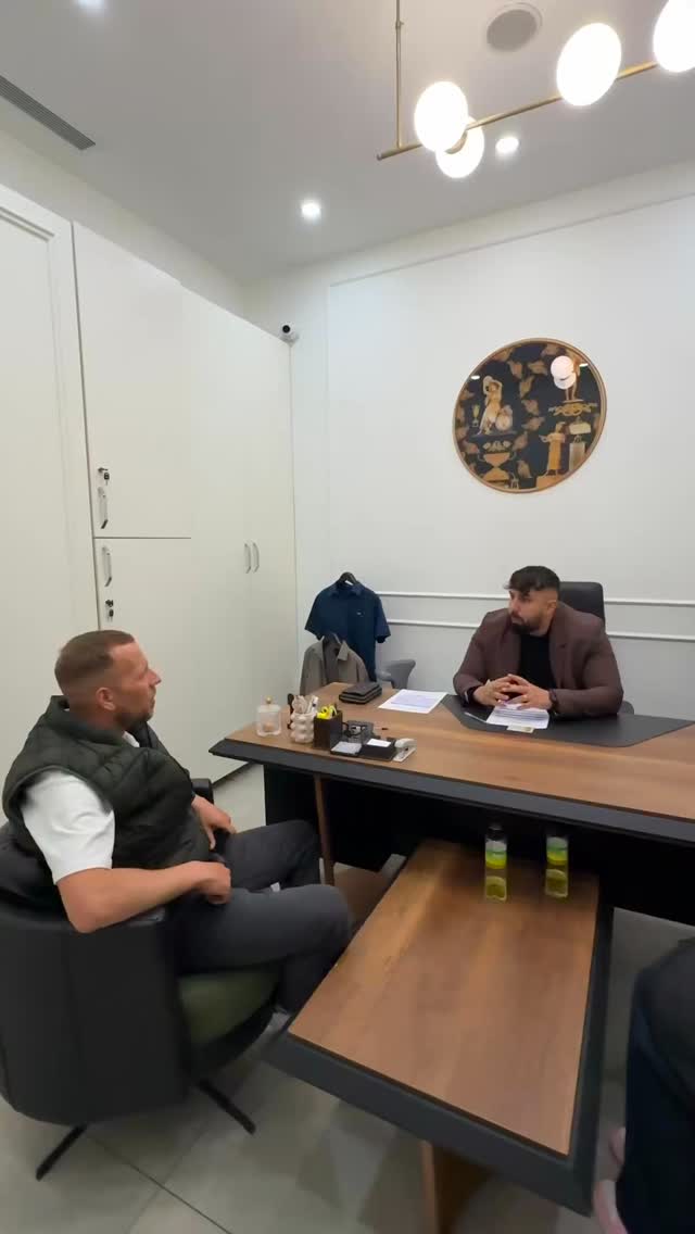 #deutschland #dental #Implantat #Zahnbehandlung #fyp
Matthias war bei uns in der Klinik zur umfassenden Behandlung. Dabei wurden insgesamt 11 Implantate erfolgreich eingesetzt. Nicht erhaltungswürdige Zähne, die langfristig zu Problemen hätten führen können, wurden im Zuge der Behandlung konsequent entfernt. Bestehende Infektionen wurden gründlich gereinigt und behandelt, um eine optimale Grundlage für den Heilungsprozess zu schaffen.
Im Anschluss erhält Matthias provisorischen Zahnersatz, sodass er die Klinik funktionell und ästhetisch versorgt verlassen kann. Damit ist der erste Behandlungsschritt abgeschlossen.
Nun beginnt die Einheilphase, die mehrere Monate in Anspruch nimmt. Nach dieser Zeit freuen wir uns darauf, Matthias erneut bei uns begrüßen zu dürfen, um die finale Versorgung mit hochwertigen, festen Kronen durchzuführen.
Wir wünschen Matthias für die kommende Zeit alles Gute und eine schnelle, komplikationsfreie Heilung. Wir freuen uns schon jetzt auf das Wiedersehen!