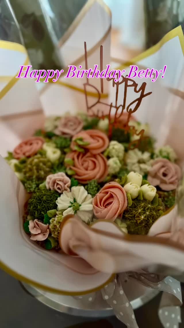 A beautiful organic strawberry Birthday Bouqcake for a wonderful lady! A sweet surprise with strawberry tart buttercream🍓🍓🍓🧈🧈 #pastrychef #lecordonbleuparis #organic #bouqcakes #newbernnc