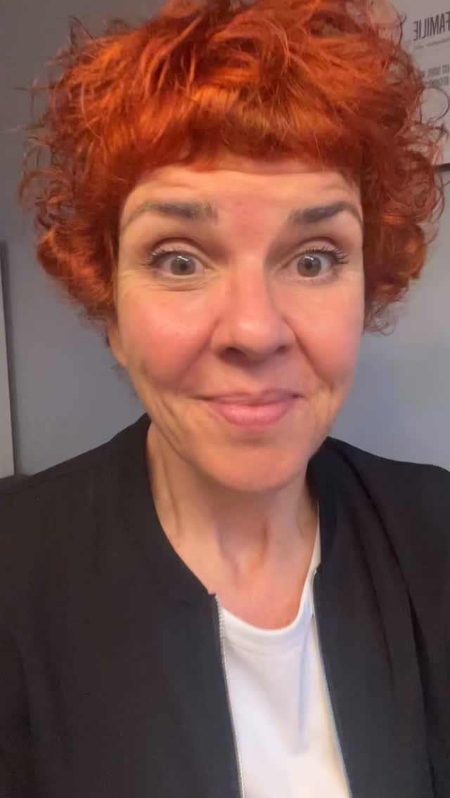 „Ich durfte auf der Bühne sprechen.“
Warum sagen wir Frauen das eigentlich so oft?
Warum nicht einfach:„Ich habe auf der Bühne gesprochen.“
Klingt anders, oder?
Klarer. Selbstverständlicher. Sichtbarer.
Und genau darum geht’s mir.✨
Gerade in den Wechseljahren ist es Zeit, aufzuhören, uns ständig kleiner zu machen, als wir sind.
🩷 Unsere Stimme ist nicht „zu viel“.
🧡 Unsere Präsenz ist nicht „zu laut“.
🩷 Und unsere Sichtbarkeit braucht keine Entschuldigung.
Weniger „Ich durfte“.
Mehr „Ich bin.“ ✨
Wie siehst du das?
#wowstattwäh #glitzernstattschwitzen #glücklichewechseljahre