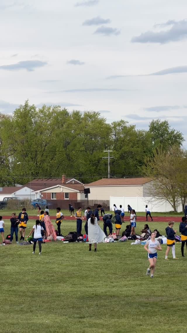 She missed her goal by .01 seconds but still hit a personal best 💚💙💨
Love her drive and determination
#Trackandfield #girldad #youthathlete #definingheights
