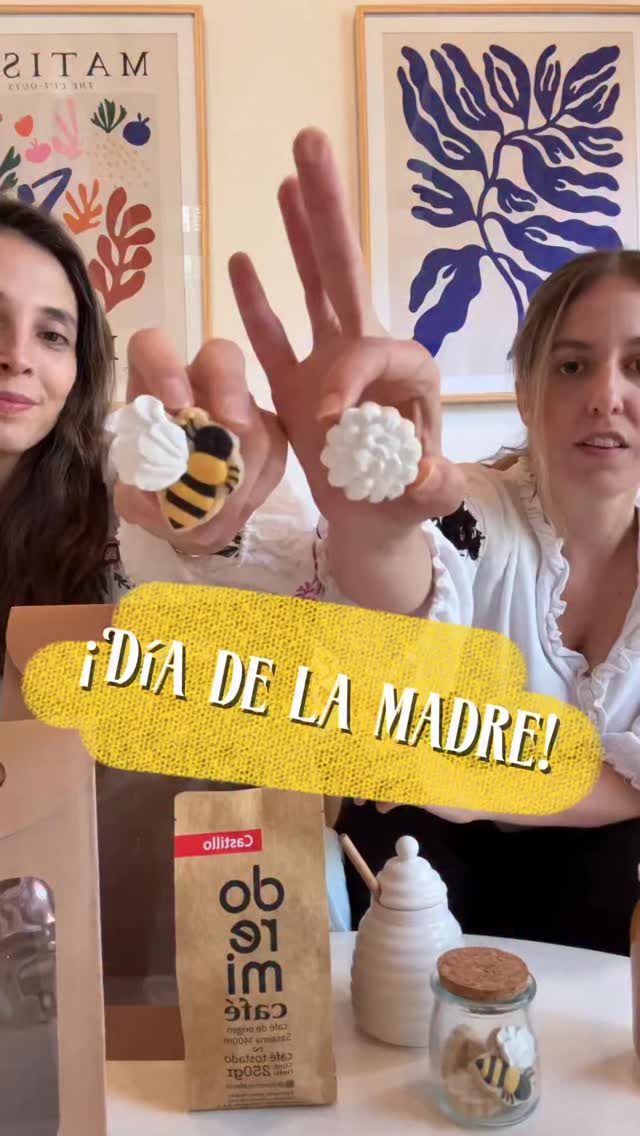 Sigo en mis aventuras de emprendedora 🤩
Y lo mejor es que ahora puedo hacer negocios con mi mejor amiga @tica_cookies
Me divertí un montón haciendo estos combos con la miel y los mieleros de @miravallehacienda las galletas de @tica_cookies y el café de @doremicafecol
Como ven, puedo estar de botas pantaneras, explorando zonas lejanas y paradisiacas 🇨🇴peeero también puedo disfrazarme de princesa 😂😜
A los antojados, los espero por mensaje directo para anotar su pedido 🫀#diadelamadre❤️