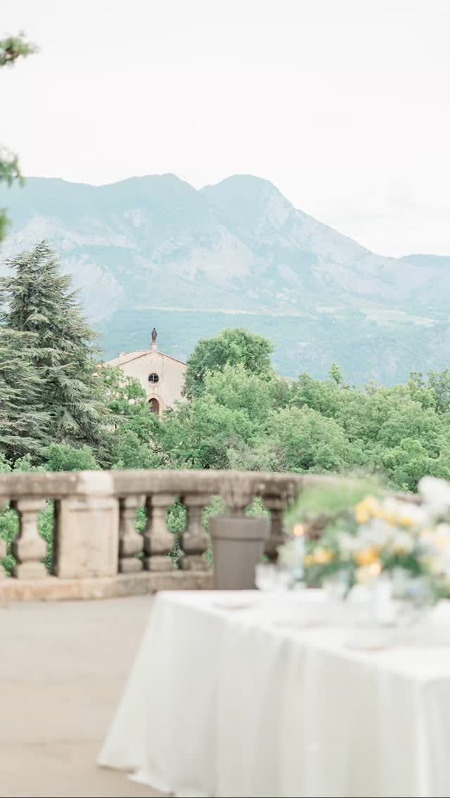 Je trouve ces photos magnifiques, c'était fin mai au château de Ventavon l'année dernière. Elles nous ont valu une publication dans @fourweddingmagazine, une belle gratification.
Art Direction @gisele.carles @maison_julieetvictor
Venue @chateaudeventavon
Planning & Coordination @gisele.carles
Wedding Planner Assistant @wedding_riviera_agency
Photography @mjp_photographie
Videography @skyfocal_productions
Design & Florals @provencelocationmariage @maison_julieetvictor
Stationery / Customized Champagne Bottle / Guest Gifts @gisele.carles
Ceramist – Plates @byemilyalarcon
Bridal Gown & Veil @margaux_selle
Groom’s Suit @celio_benormal
Models @pmlalexia
cvlchr
Bow Tie@nelola_creations
Jewelry @mon.amour.bleu
Makeup Artist @coralie_maquillage