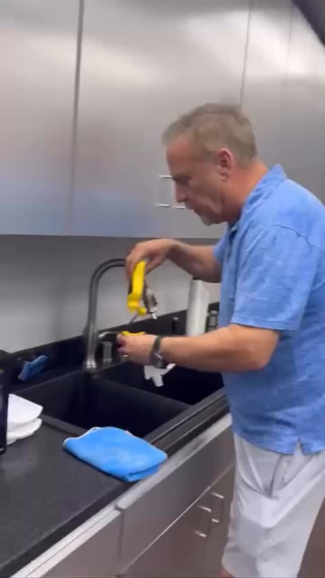 @coachlombardi & @officialcraigshoemaker eat a Shappy Pretzel. (Over the sink)