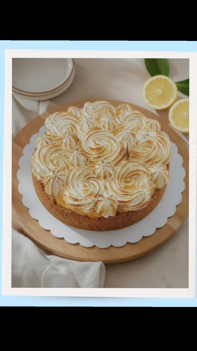Voor de verjaardag van mijn toekomstige schoondochter heb ik deze lemon meringue cheesecake gemaakt.
Ze is allesbehalve zacht op de achtergrond. Eerder zonnig, levendig en speels. Zo iemand die meteen de ruimte vult en onmogelijk te negeren is. Daar moest dus een taart bij die datzelfde gevoel draagt.
Een gebakken cheesecake die heerlijk romig is, zonder zwaar of droog te worden. Onder de meringue zit een laagje zelfgemaakte lemon curd dat fris en uitgesproken is. Bovenaan luchtige meringue, licht gebrand voor die warme, gouden toets.
Fris, levendig en een tikje speels. Precies zoals zij. 💛🍋🌻
#suikerbekkietraktaties #lemonmeringuecheesecake #huisgemaakt #bakliefde #verjaardagstaart