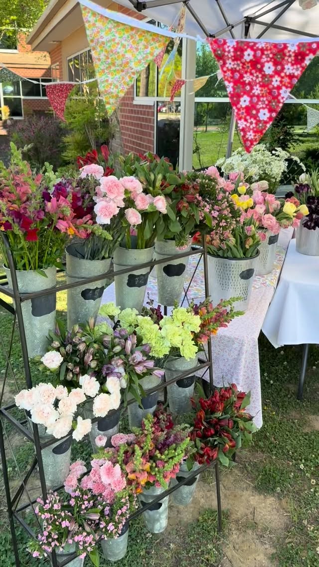 Thank you to the faculty and staff @indian_creek_school for all the hat you do for our students ❤️ We celebrated today with a flower bar! How fun! #flowerbar #thankstoteachers