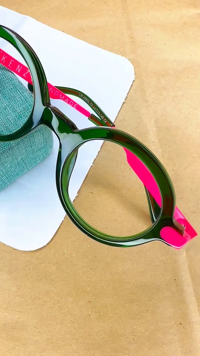 Minimalista chic: menos, mas muito melhor.
Linhas limpas, leveza no olhar e foco no essencial.
Aqui, cada detalhe importa — nada sobra, nada falta.
Um estilo sofisticado e silencioso, que transmite bom gosto sem precisar chamar atenção.
Perfeito para quem entende que elegância está na simplicidade.
Descubra o poder do minimalismo com armações que falam por você.
Temos 4 lojas em São Paulo à sua disposição.
#Minimalismo #ModaElegante #EstiloSofisticado #MenosÉMais #Chic