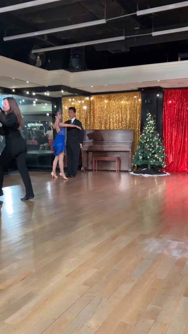 Floating through the music one step at a time ✨
Foxtrot has a way of making movement feel effortless, elegant, and timeless #Foxtrot #BallroomDance #DanceLife #Dancer #DanceJourney EleganceInMotion SocialDance DancePassion AndreaElmore PartnerDance BallroomDancer Dance