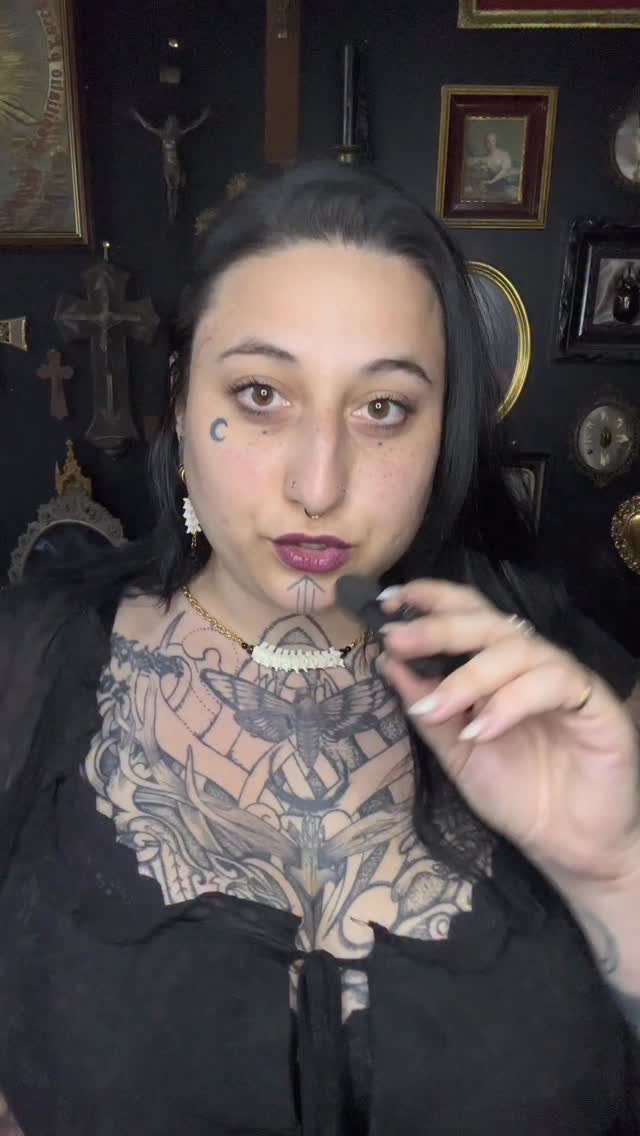 Le Python en parure 🐍
Les vertèbres viennent de chez @curiosit_em et nettoyées par ses soins et qui reprennent vie entre mes doigts ✨
Je te présente une parure par jour jusqu’à la sortie de mon nouveau drop de bijoux ce dimanche 3 mai à 15h 🕰️
Les parures pourront être vendues au complet ou chaque bijou à l’unité!
Alors c’est pas une dinguerie cette parure? 🥹
Bijoux alternatifs curiosités faits main, victorien gothique
Bijoux os et insectes