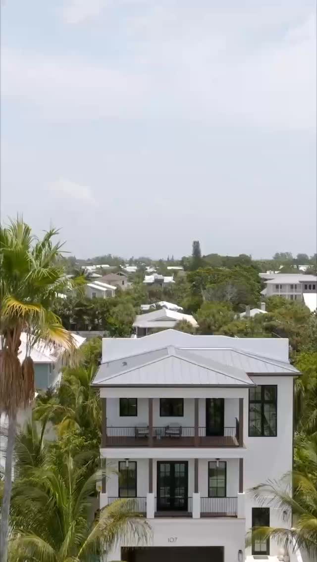Reshare • 📸 @_solestudiosdesign_
Inspired by North Florida's Alys Beach architecture and minimalistic interiors, Palmetto Paradise offers a new style to Anna Maria Island while staying true to its coastal roots. Offering two outdoor rooftops, one with a putting green and the other with a custom outdoor firepit to maximize the vernacular and incredible sunsets the island has to offer.
Palmetto paradise is 4 beds, 4.5 baths- available to rent through @amilocals & @vrbo!
Design: @_solestudiosdesign_
Architecture: @luttrellarchitecture