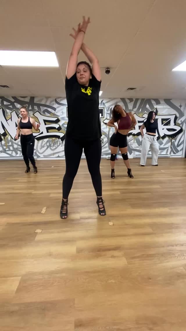 Zarina is totally back in her prime! Just look at her heels class from Tuesday, you can’t deny that she crushed this. The amazing group energy deserves a thank you as well!!
.
.
.
.
.
.
.
.
.
#madetalents #heelsclass #dance #vancouverdancers #dancecommunity