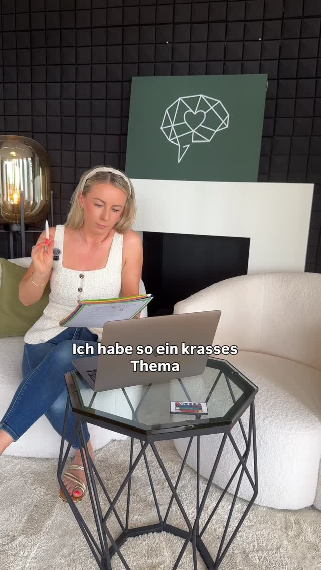 Du bist zu schlau für deinen eigenen Erfolg. 🧠📉
„Helena, mein Thema ist so krass, das braucht jeder aber irgendwie zündet es nicht.“
Diesen Satz höre ich ständig. Und weißt du, was das Problem ist? Deine Expertise steht dir im Weg. 🚩
Wir müssen eines verstehen: Auf Social Media sind wir alle erst mal „stumpf“ unterwegs.
Wir scrollen, wir suchen schnelle Lösungen, wir wollen keine Vorlesung. Wenn du dein Thema nicht so weit runterbrichst, dass es ein 10-Jähriger versteht, hast du schon verloren.
Der Fehler:
Du erklärst aus DEINER Sicht als Experte. Du nutzt deine Fachwörter, deine Logik, deine Tiefe.
Die Lösung:
Dein Kunde interessiert sich nicht für deine Theorie. Er will wissen: „Wie löst das mein verdammtes Problem?“
Du musst aufhören, ein Lehrer zu sein, und anfangen, ein Gedankenleser zu werden. Wenn du die Sprache deines Kunden sprichst und seine Schmerzpunkte so beschreibst, wie er sie nachts im Bett fühlt erst DANN wird aus deiner Expertise ein Business. ✨
Hör auf, kompliziert zu sein. Werde einfach. Werde klar.