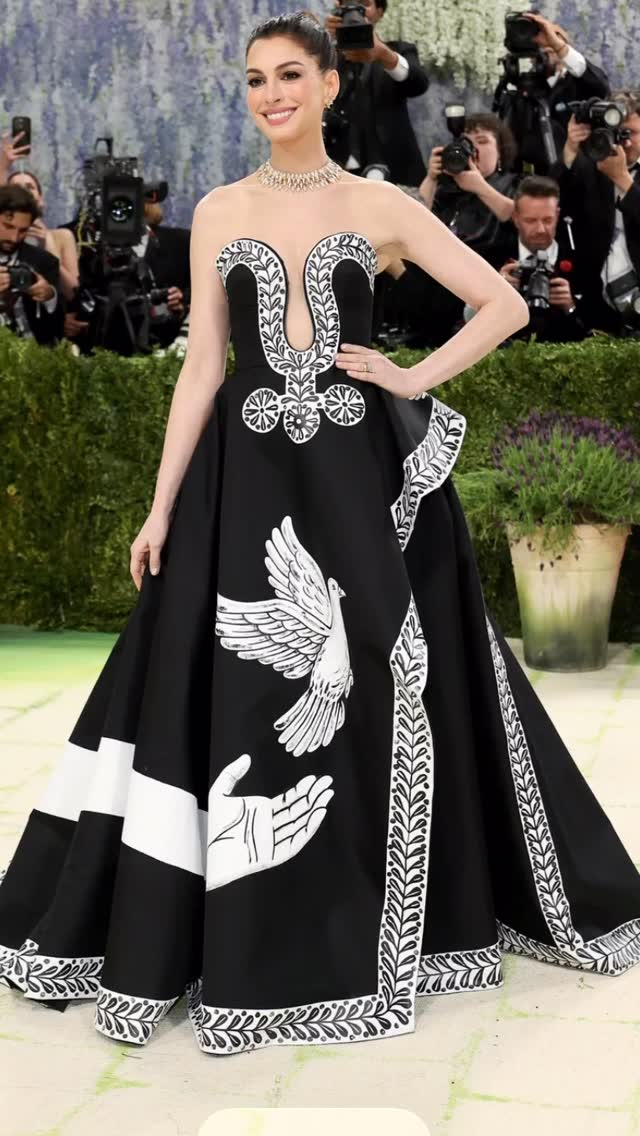 Anne Hathaway wore signs of peace to the 2026 Met Gala. #metgala2026 #style